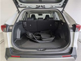 とても広々、大きな開口部の荷室スペースですね。 開口部広々だから、大きな荷物も楽々収納出来ちゃいますね。 荷物スペースは広いほうがいいですよね。