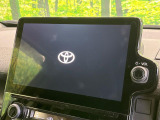 【メーカー純正10型ナビ】インテリアに溶け込むスタイリッシュな「専用設計」メーカーナビを装備♪視認性や操作性など基本性能にも優れ、より上質なカーライフをお楽しみいただけます。