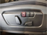 【電動シート(メモリー機能付き)】ドライバーのシートポジションを記憶させることが出来ます。お二人で交代しながら長距離を運転される際など、交代の度にシートポジションを確認する必要が御座いません。