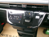 操作しやすいシフトレバーとタッチ式エアコンパネルで運転も楽々です。