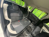コンパクトカーですが、セカンドシートは十分な広さがあり快適にお乗りいただけます♪シートを倒して大きな荷物を積んだりと、用途の幅が広い1台です。