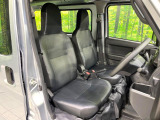 運転席まわりには十分なスペースがあり、大柄な方でもゆったり運転していただける環境です。