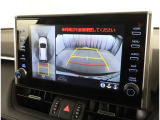パノラミックビューモニター付きです。車両を上から見たような映像をディスプレイオーディオ画面に表示。運転席からの目視だけでは見にくい、車両周辺の状況をリアルタイムでしっかり確認できます。