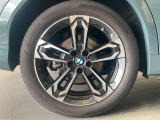 BMWの純正アロイホイールは軽量かつ強度にも優れているホイールで走行性能を引き上げる設計になっております。足元にもBMWは妥協がなくこだわっている個所になります。
