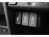 USBオーディオ用ソケットがついていますので携帯電話などを接続すれば音楽等の再生が可能です!充電用ソケットもございます♪