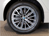 BMWの純正アロイホイールは軽量かつ強度にも優れているホイールで走行性能を引き上げる設計になっております。足元にもBMWは妥協がなくこだわっている個所になります。
