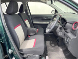 運転席まわりには十分なスペースがあり、大柄な方でもゆったり運転していただける環境です。