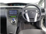 高いホールド性で運転姿勢が安定します。長距離ドライブでも疲れにくいのが魅力です。快適なドライビングライフをお送りください♪