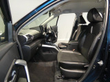 【くつろげるフロント席】シートは丁寧に清掃済みです。適度なホールド感があり運転中の姿勢を優しく支えてくれるため、長距離の移動でも疲れにくく快適です。