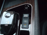 【オートブレーキホールド】信号待ちなどで停車中に自動的にブレーキ力を保持する機能です。