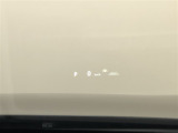 【カラーヘッドアップディスプレイ】運転に必要な情報をウィンドシールドガラスの視野内に投影します。運転シーンに合わせて表示モードの切り替えが可能です。