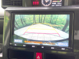 【バックカメラ】駐車時に後方がリアルタイム映像で確認できます。大型商業施設や立体駐車場での駐車時や、夜間のバック時に大活躍!運転スキルに関わらず、今や必須となった装備のひとつです!