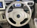 インテリアに合わせたデザインのステアリングは、運転される方のことも考え、運転しやすい形状、大きさです。是非一度、実際に触ってお確かめください。