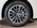 BMWの純正アロイホイールは軽量かつ強度にも優れているホイールで走行性能を引き上げる設計になっております。足元にもBMWは妥協がなくこだわっている個所になります。