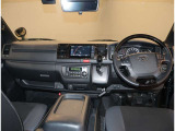 デザインもよく、居心地のよい運転席ですね。分かりやすいスイッチ類ですから操作もしやすく運転をサポートします。ぜひご来店いただき、実際にお座りいただいてステアリングを握ってみてください!
