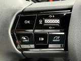 アクティブクルコンは車両レーダーが前方車を検知、設定した速度よりも遅い車両が現れても、設定された車間距離を保つためにエンジンブレーキとシフトダウンによって自動減速します。車間距離が開けば、設定された速