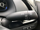 周囲の明るさに応じて自動でヘッドライトの点灯・消灯ができる機能です。トンネル通過時にライトの付け忘れ・消し忘れが無くなり雨の日や夕方の走行も安心・安全ですね♪