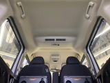 【後席シーリングファン】エアコンの風を後部座席まで届けてくれ、広い車内空間でも素早く快適な温度になります♪真夏や真冬に便利な機能です。