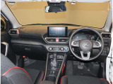 デザインもよく、居心地のよい運転席ですね。分かりやすいスイッチ類ですから操作もしやすく運転をサポートします。ぜひご来店いただき、実際にお座りいただいてステアリングを握ってみてください!