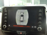 パノラミックビューモニター付きです。車両を上から見たような映像をディスプレイオーディオ画面に表示。運転席からの目視だけでは見にくい、車両周辺の状況をリアルタイムでしっかり確認できます。