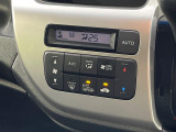 【オートエアコン】一度お好みの温度に設定すれば、車内の温度を検知し風量や温度を自動で調整。暑い&hellip;寒い&hellip;と何度もスイッチ操作をする必要はありません。快適な車内空間には必須の機能ですね♪