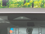 【三菱e-Assist】走行中に前方の車両等を認識し、衝突しそうな時は警報とブレーキで衝突回避と被害軽減をアシスト。より安全にドライブをお楽しみいただけます。