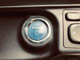 エンジンスタートボタンです。キーが車内にあれば、エンジンの始動・停止はブレーキを踏んでスイッチを押すだけ!キーを取り出す手間を省き、ワンプッシュでエンジンを操作するので簡単でスムーズです。