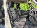 運転席まわりには十分なスペースがあり、大柄な方でもゆったり運転していただける環境です。