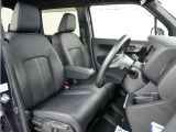 運転席のスペースはゆったりしていて、視界も広く確保されているので普段の運転からロングドライブまで快適です。