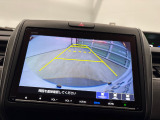 後退時に車両の後ろ側をモニター画面に表示します。車庫入れが苦手な人もこれで安心♪