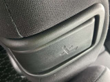 助手席背もたれを倒すとテーブルとして使用できます。また室内に長尺物つ積み込む時も便利です。