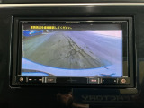 【バックカメラ】運転が苦手な方も車庫入れラクラクです!ギアをリバースに入れれば自動的に切り換わりますので、面倒な操作は不要です♪狭い駐車場もお車を傷つけず安心ですね!