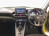運転席周りのレイアウトをご覧ください。ナビゲーションが綺麗に装着されすっきり収まってますね!