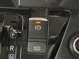 【電動パーキングブレーキ】パーキングブレーキは便利な電動式!ボタン一つで操作でき、アクセルを踏めば自動で解除されます♪レバーやペダルが無いので運転席廻りもすっきりしますね♪