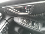 パワーウィンドウは運転席助手席のスイッチのみオート機能も装備されております。ウィンドウロックも装備されているので、お子様と一緒の時も安心ですね。
