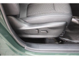 運転席シートは電動パワーシート!ドライバーの体格に合わせて細やかな調整が可能なのであなたにぴったりのシートポジションが得られます!