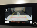 こちらのバックカメラは画面にラインが表示されておりますので、バック持のクルマの進行方向の目安になります。より高いレベルで車庫入れをサポートする、便利な機能ですね。