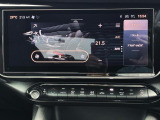 センターに組み込まれた大型ディスプレイは、各種メディアの操作、車両状態のモニタリング、ドライビングスタイルの管理など様々な情報を表示