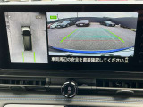 アラウンドビューモニターです。上空からお車の周りを見る感覚で表示されますので、車庫入れも簡単
