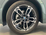 BMWの純正アロイホイールは軽量かつ強度にも優れているホイールで走行性能を引き上げる設計になっております。足元にもBMWは妥協がなくこだわっている個所になります。