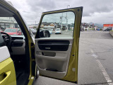 運転席ドアトリム。目立つ汚れや傷なく綺麗な状態です。