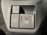 指先だけで簡単に操作が可能な電動パーキングブレーキを採用。「HOLD」スイッチを押すと、渋滞や信号待ちなどでブレーキペダルから足を離しても、ブレーキを保持するので安心です