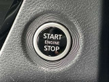 プッシュエンジンスターターです。キーを取り出すことなくブレーキペダルを踏みながらボタンを押すだけでエンジンが始動できます。