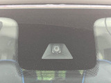 【三菱e-Assist】走行中に前方の車両等を認識し、衝突しそうな時は警報とブレーキで衝突回避と被害軽減をアシスト。より安全にドライブをお楽しみいただけます。