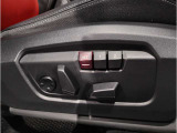 【コックピットシート】BMW車の主役席。車体中央にくる様に配置し車両重心とが一致する事でドライバーと車との一体感あるドライビングを実現。人間工学に基づき形成した形状が長時間のドライブ疲労も軽減します!