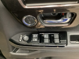 電動格納式リモコンドアミラーと、パワーウィンドウスイッチ等は運転席ドアにあります。