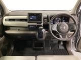 車内は光触媒抗菌消臭施工済です。インパネ周りはスタイリッシュなデザインで機能や装備も充実しています。グローブボックスやカップホルダーのほかにトレーなどたくさんの収納スペースが付いています。