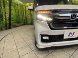 【LEDヘッドライト】悪天候や夜間走行時も良好な視界を確保し安心して運転できる高輝度LEDヘッドライトを装備!点灯速度が早く、消費電力も抑えられています。