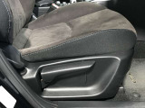 運転席は座面の上下調整ができ適切なドライビングポジションで運転できますよ♪