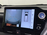 パノラミックビューモニターを装備。駐車場や交差点でクルマを真上から見るように周囲を確認できます。機能の詳細は販売店スタッフまでおたずねください。